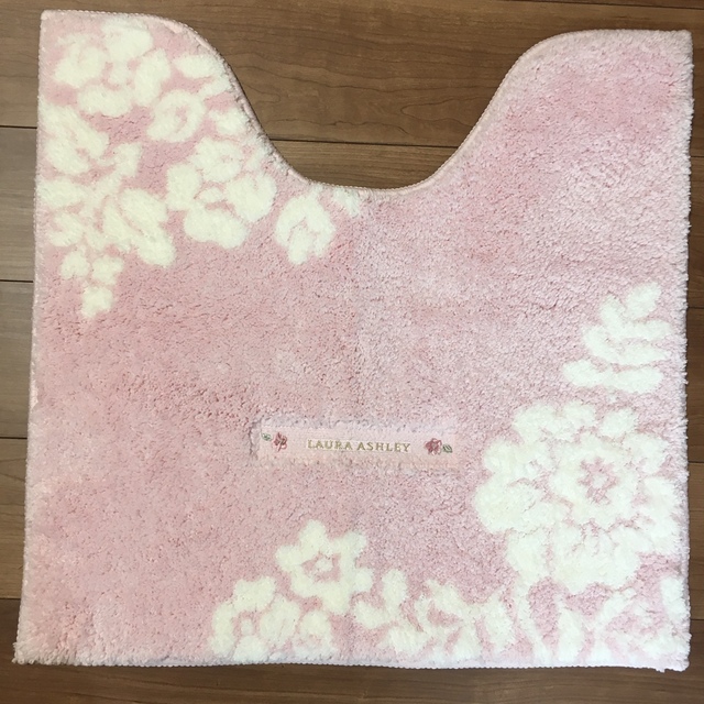 LAURA ASHLEY(ローラアシュレイ)のローラアシュレイ  トイレマット　新品未使用　ピンク　薔薇　ローズ インテリア/住まい/日用品のラグ/カーペット/マット(トイレマット)の商品写真