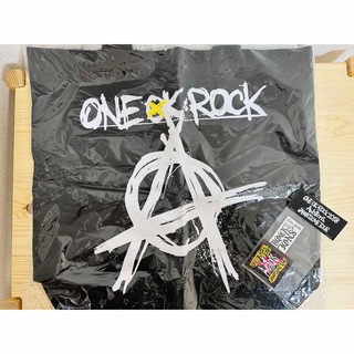 ワンオクロック(ONE OK ROCK)のONE OK ROCK 2017 Ambitions トートバッグ　シール付き(ミュージシャン)