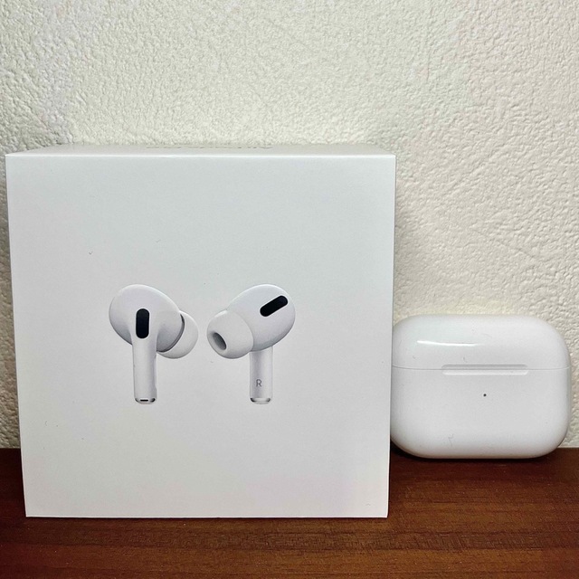 Apple(アップル)のAirPodsPro スマホ/家電/カメラのオーディオ機器(ヘッドフォン/イヤフォン)の商品写真