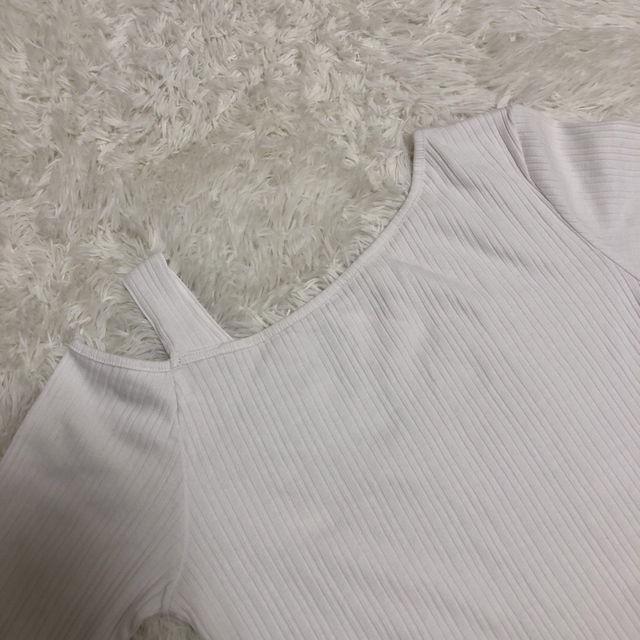 GU(ジーユー)の美品　ジーユー　GU 半袖　オフショルダー　肩出し　白シャツ　Lサイズ レディースのトップス(Tシャツ(半袖/袖なし))の商品写真