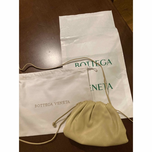 Bottega Veneta(ボッテガヴェネタ)のボッテガヴェネタ　ミニザポーチ　ベージュ　超美品 レディースのバッグ(ショルダーバッグ)の商品写真