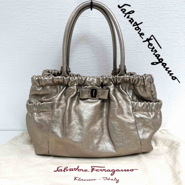 Salvatore Ferragamo(サルヴァトーレフェラガモ)のSalvatore Ferragamo ヴァラ トートバッグ　シャンパンゴールド レディースのバッグ(トートバッグ)の商品写真