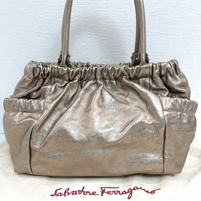 Salvatore Ferragamo(サルヴァトーレフェラガモ)のSalvatore Ferragamo ヴァラ トートバッグ　シャンパンゴールド レディースのバッグ(トートバッグ)の商品写真