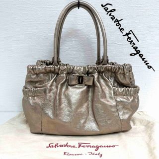 サルヴァトーレフェラガモ(Salvatore Ferragamo)のSalvatore Ferragamo ヴァラ トートバッグ　シャンパンゴールド(トートバッグ)