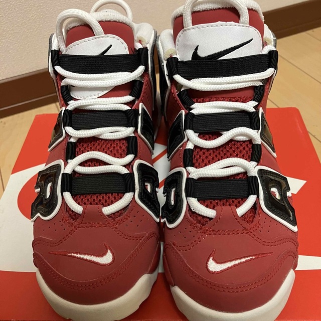 NIKE(ナイキ)の【22㎝】NIKE モアテン ジュニア Bulls Hoops Pack キッズ/ベビー/マタニティのキッズ靴/シューズ(15cm~)(スニーカー)の商品写真