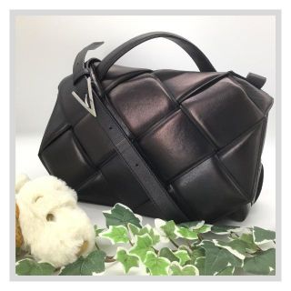 ボッテガヴェネタ(Bottega Veneta)のボッテガ トップハンドル マキシイントレチャート ショルダー ブラック レザー(ショルダーバッグ)