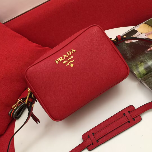 PRADA - Prada 極美品 赤 サフィアーノ メタル ショルダーバッグ カメラ プラダ