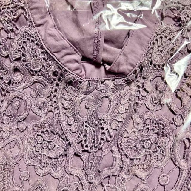 Ameri VINTAGE(アメリヴィンテージ)の完売色 新品 AMERI CHEST LACE TUCK BLOUSE パープル レディースのトップス(シャツ/ブラウス(長袖/七分))の商品写真