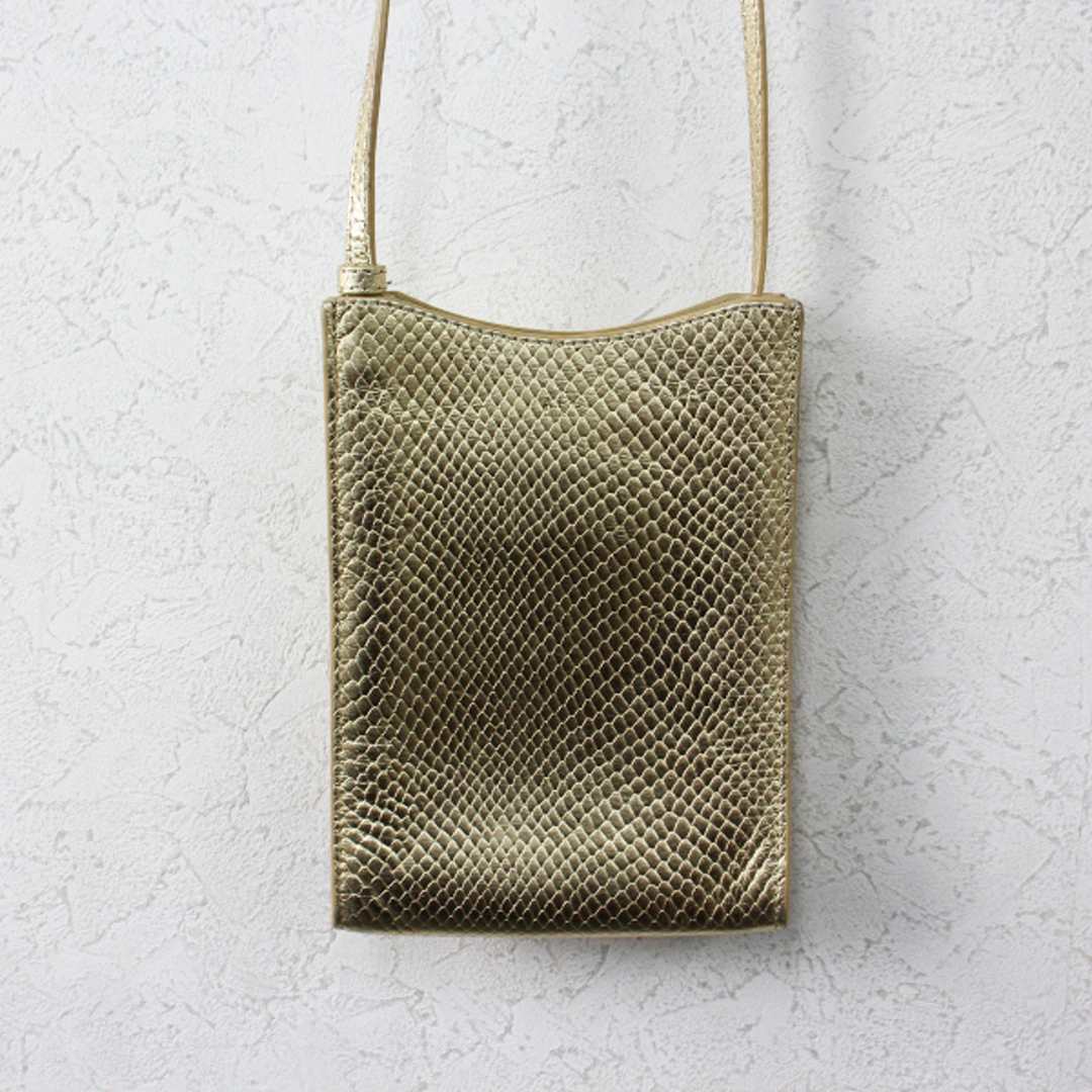 A.P.C(アーペーセー)のA.P.C. アーペーセー NECK POUCH JAMIE トカゲ柄 カウハイドレザー ジェイミー ネックポーチ/ゴールド【2400013243896】 レディースのバッグ(ショルダーバッグ)の商品写真