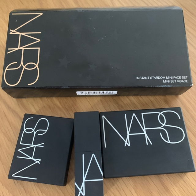 NARS(ナーズ)のセットNARS クリスマスコフレ インスタントスターダム　ミニフェースセット コスメ/美容のベースメイク/化粧品(フェイスパウダー)の商品写真