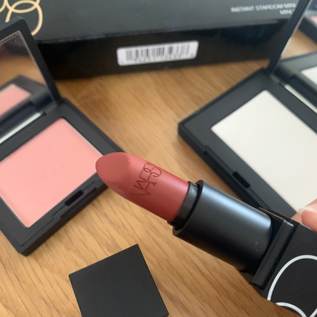 NARS(ナーズ)のセットNARS クリスマスコフレ インスタントスターダム　ミニフェースセット コスメ/美容のベースメイク/化粧品(フェイスパウダー)の商品写真