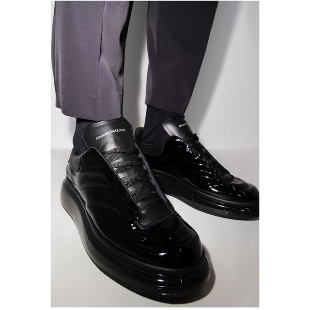 Alexander McQueen(アレキサンダーマックイーン)のALEXANDER McQUEEN(マックイーン)オーバーサイズド ブラック41 メンズの靴/シューズ(スニーカー)の商品写真