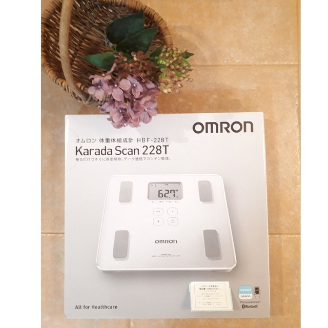 OMRON(オムロン)の新品未開封！ｵﾑﾛﾝ 体重体組成計HBF-228karada Scan 228T スマホ/家電/カメラの美容/健康(体重計/体脂肪計)の商品写真