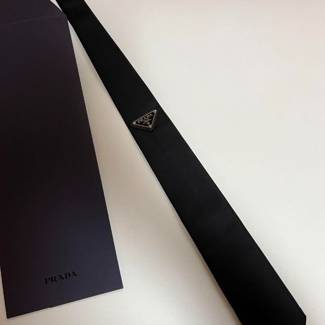 16600円アウトレット 店 店 価格 PRADA プレートロゴ ネクタイ Re
