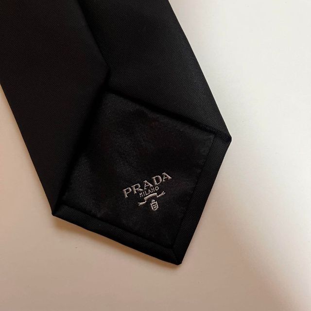 16600円アウトレット 店 店 価格 PRADA プレートロゴ ネクタイ Re