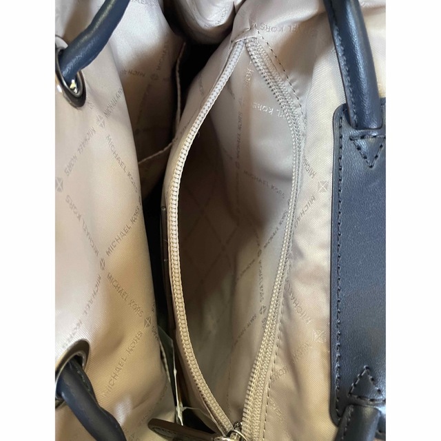 Michael Kors(マイケルコース)のMICHAEL KORS ネイビーリュック　海外　正規品 レディースのバッグ(リュック/バックパック)の商品写真