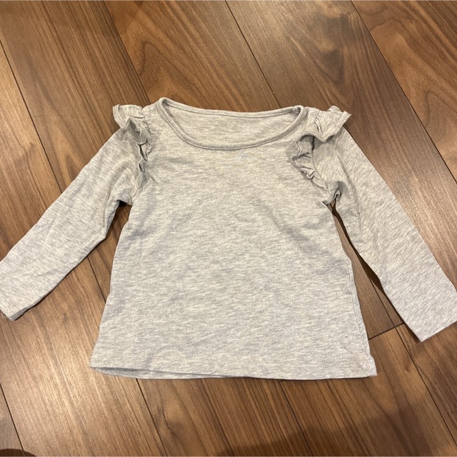 肩フリル長袖ティーシャツ　グレー キッズ/ベビー/マタニティのキッズ服女の子用(90cm~)(Tシャツ/カットソー)の商品写真