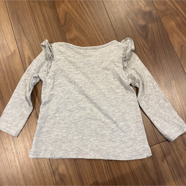 肩フリル長袖ティーシャツ　グレー キッズ/ベビー/マタニティのキッズ服女の子用(90cm~)(Tシャツ/カットソー)の商品写真