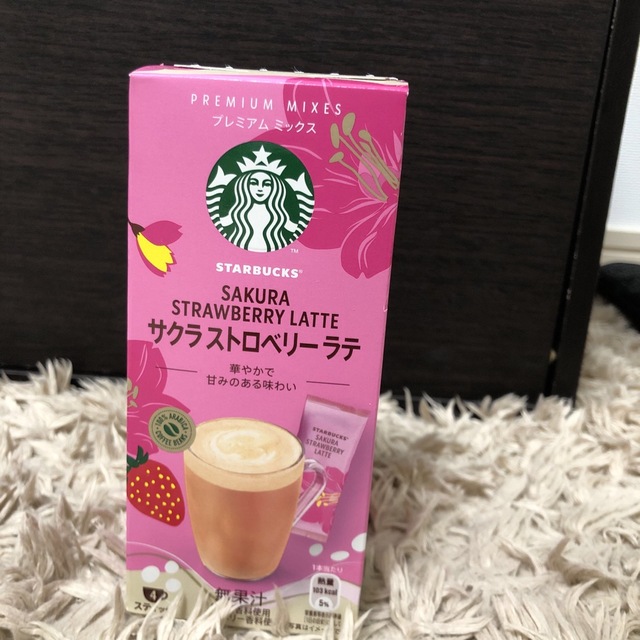 Starbucks(スターバックス)のスタバ　サクラストロベリーラテ 食品/飲料/酒の飲料(コーヒー)の商品写真