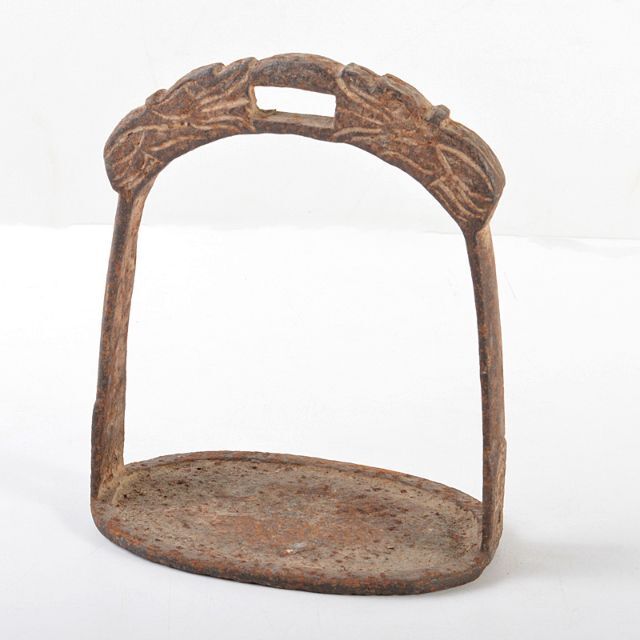 武具 馬具 古鉄 鐙 あぶみ 片足のみ 花生 床飾り C R5601 武具 馬具 古鉄 鐙 あぶみ 片足のみ 花生 床飾り C R5601