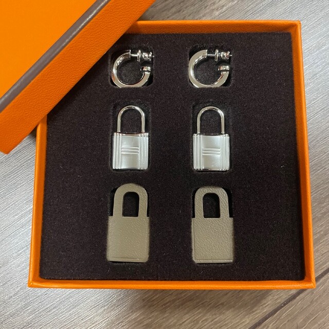 HERMES オーケリー ピアス エトゥープ シルバー金具-