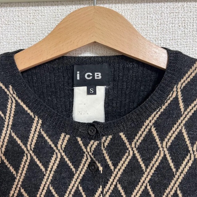 ICB(アイシービー)の【美品】iCB アイシービー 切り替えチェックカーディガン ブラックロゴ刺繍入り レディースのトップス(カーディガン)の商品写真