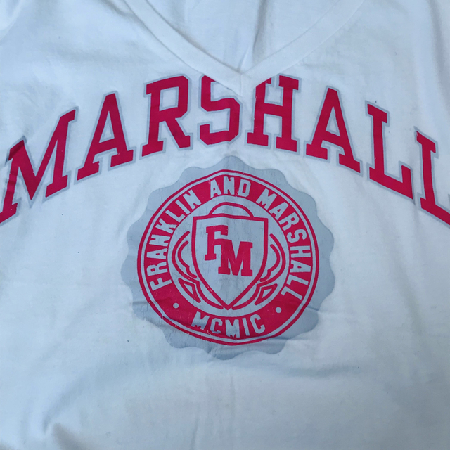 FRANKLIN&MARSHALL(フランクリンアンドマーシャル)のFRANKLIN&MARSHALL アーチロゴ VネックTシャツ ホワイト 半袖 レディースのトップス(Tシャツ(半袖/袖なし))の商品写真