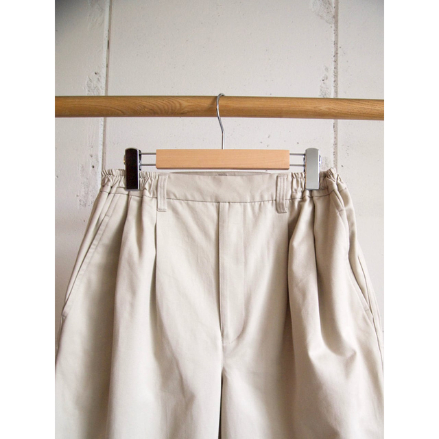 wonderland(ワンダーランド)の【新品】wonderland, Two tuck chino`s アイボリー メンズのパンツ(チノパン)の商品写真