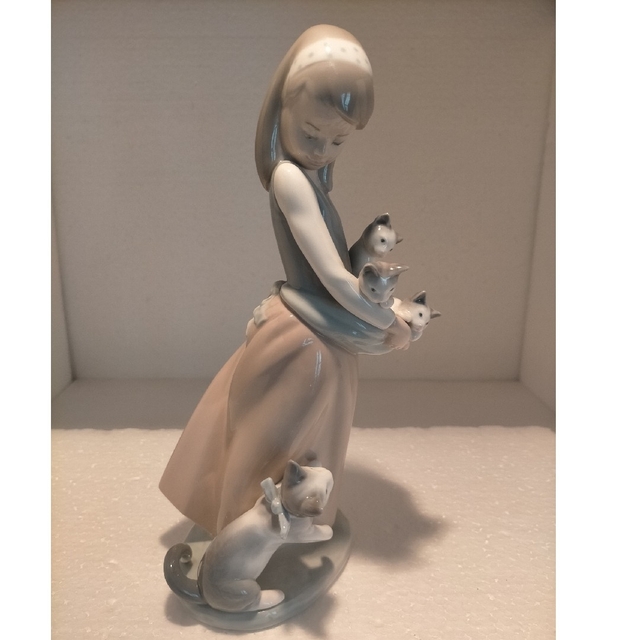 リヤドロ lladro 子猫をエプロンに following her cats 流行のアイテム