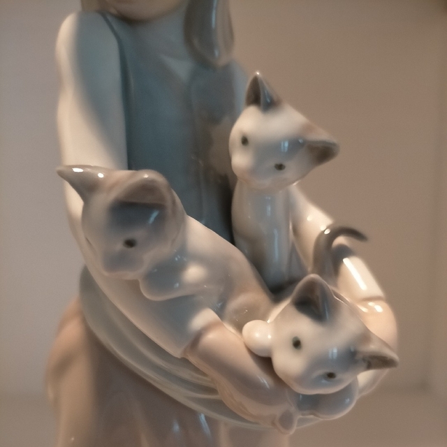 専門店 リヤドロ lladro 子猫をエプロンに following her cats asakusa
