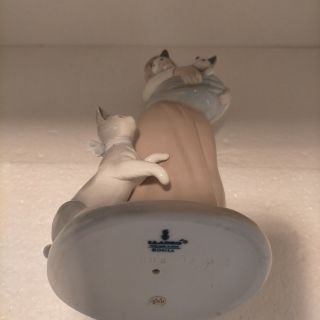 リヤドロ lladro 子猫をエプロンに following her cats