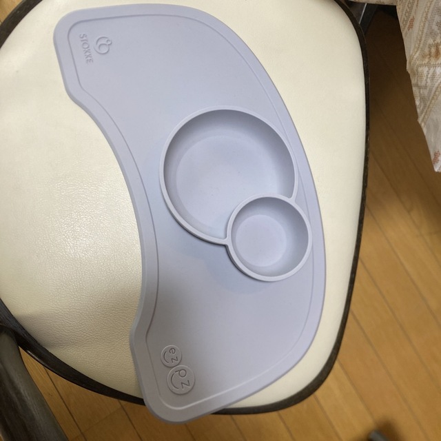 Stokke(ストッケ)のSTOKKE イージーピージー マット グレー  キッズ/ベビー/マタニティの授乳/お食事用品(プレート/茶碗)の商品写真