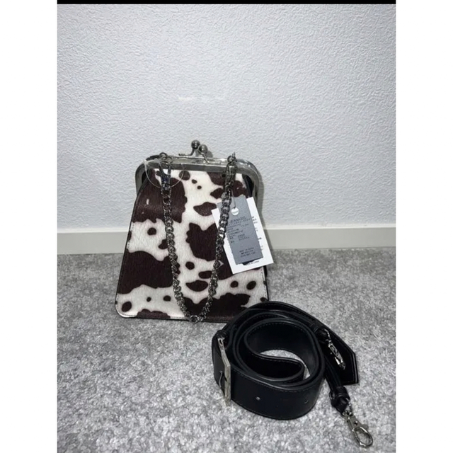 JEANASIS(ジーナシス)のJEANASISガマグチ2wayバッグ　牛柄バッグ レディースのバッグ(ショルダーバッグ)の商品写真