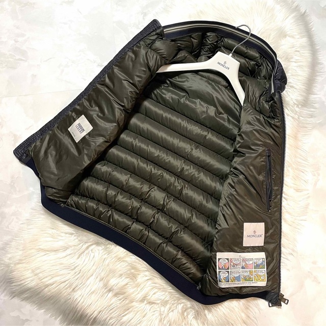 MONCLER(モンクレール)の本物 美品 モンクレール AMIENS GILET フード付き ダウンベスト 2 メンズのジャケット/アウター(ダウンベスト)の商品写真