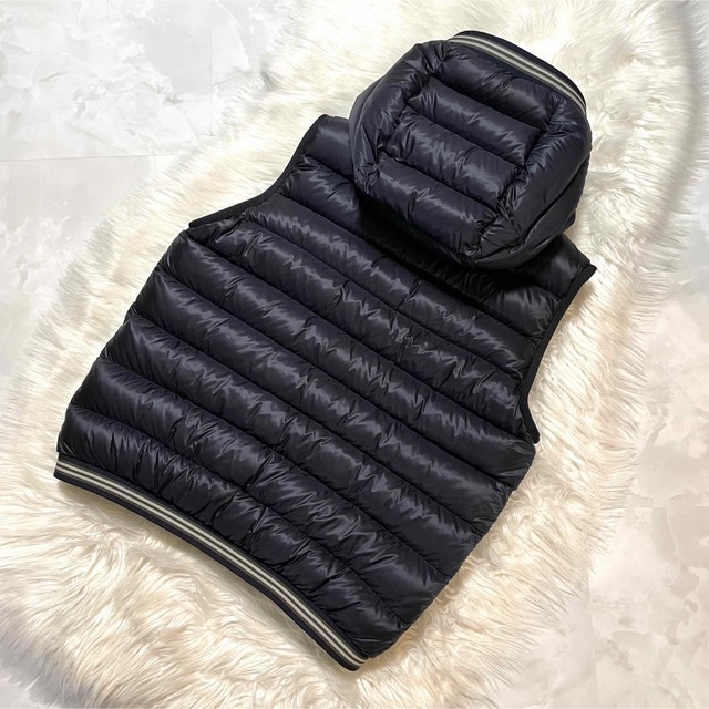 MONCLER(モンクレール)の本物 美品 モンクレール AMIENS GILET フード付き ダウンベスト 2 メンズのジャケット/アウター(ダウンベスト)の商品写真