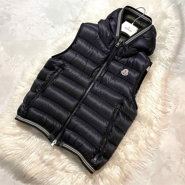 MONCLER(モンクレール)の本物 美品 モンクレール AMIENS GILET フード付き ダウンベスト 2 メンズのジャケット/アウター(ダウンベスト)の商品写真