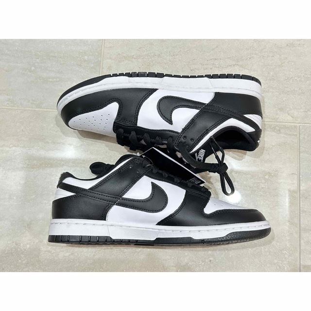 NIKE(ナイキ)のNIKE DUNK LOW White/Black ダンクロー パンダ 26cm メンズの靴/シューズ(スニーカー)の商品写真