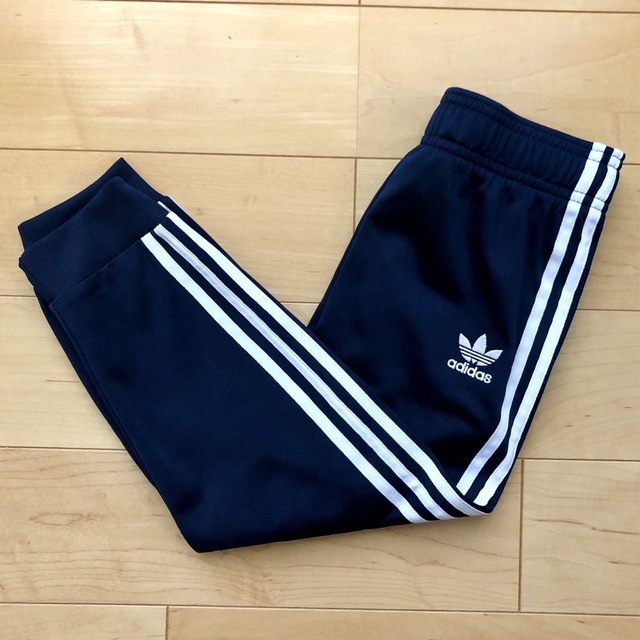 Originals（adidas）(オリジナルス)のadidas アディダスオリジナルス ジャージパンツ 100cm☆新品未使用 キッズ/ベビー/マタニティのキッズ服男の子用(90cm~)(パンツ/スパッツ)の商品写真