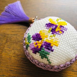 <クロスステッチのパンジーの手刺繍メジャー>マカロンメジャー　ハンドメイド(その他)