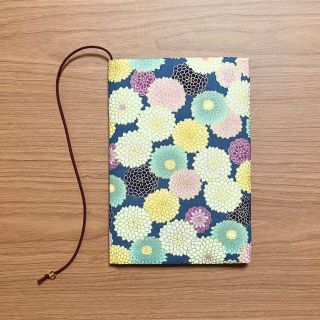 【 文庫本 】ブックカバー   ハンドメイド 和柄 菊 スモーキーブルー(ブックカバー)