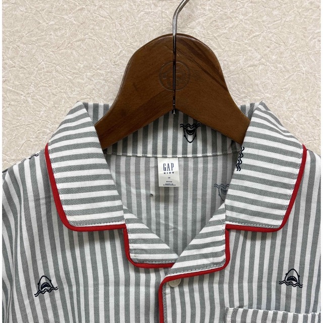 GAP Kids(ギャップキッズ)のgap kids サメ パジャマ 160 キッズ/ベビー/マタニティのキッズ服男の子用(90cm~)(パジャマ)の商品写真