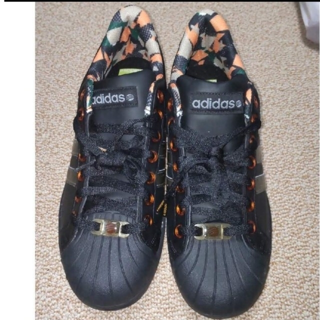 adidas(アディダス)のadidas 新品メンズスニーカー 黒 27cm 送料込 メンズの靴/シューズ(スニーカー)の商品写真