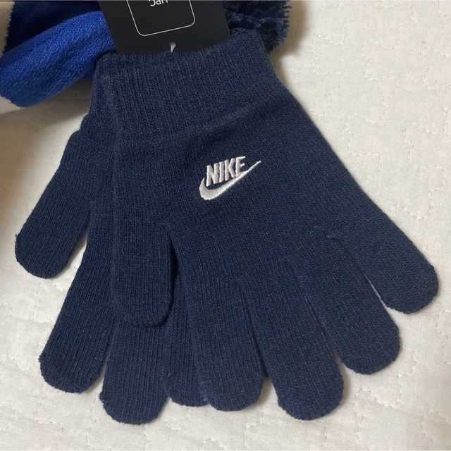 NIKE(ナイキ)のNIKE ナイキ キッズ ニット帽 ビーニー 手袋 2点セット ブルー キッズ/ベビー/マタニティのこども用ファッション小物(帽子)の商品写真