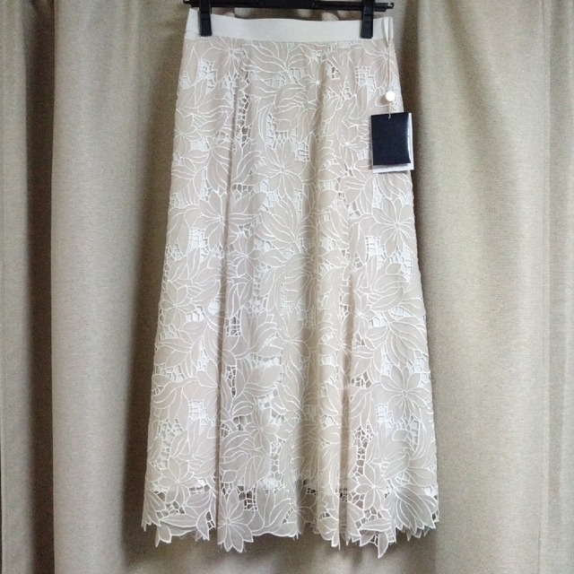 JUSGLITTY(ジャスグリッティー)のオフホワイト　エアリー刺繍スカート レディースのスカート(ロングスカート)の商品写真