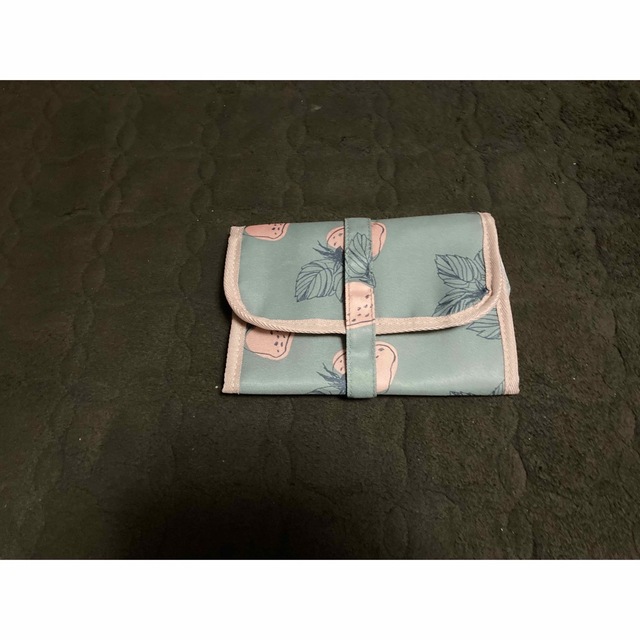 カルディ　いちごバッグ＆いちご柄トラベルポーチ レディースのバッグ(トートバッグ)の商品写真