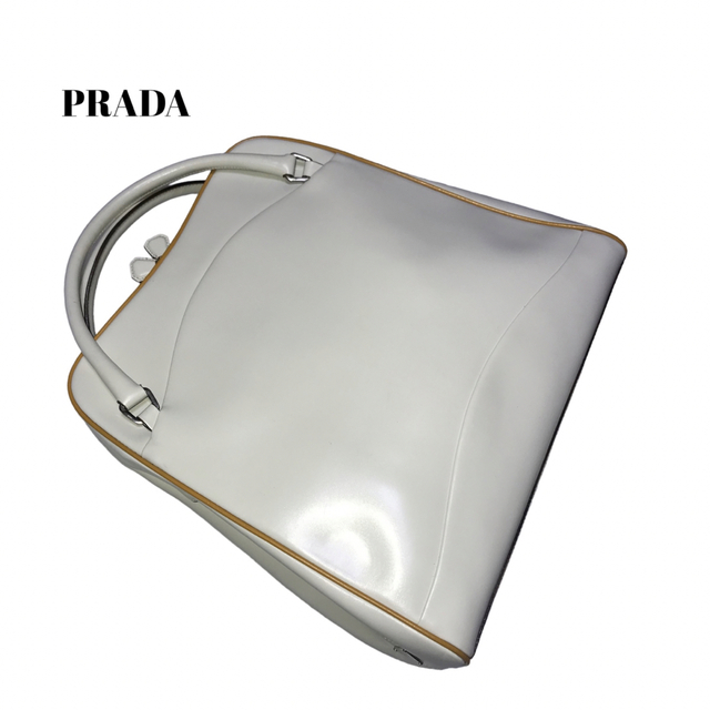 PRADA レザートートバックレディース