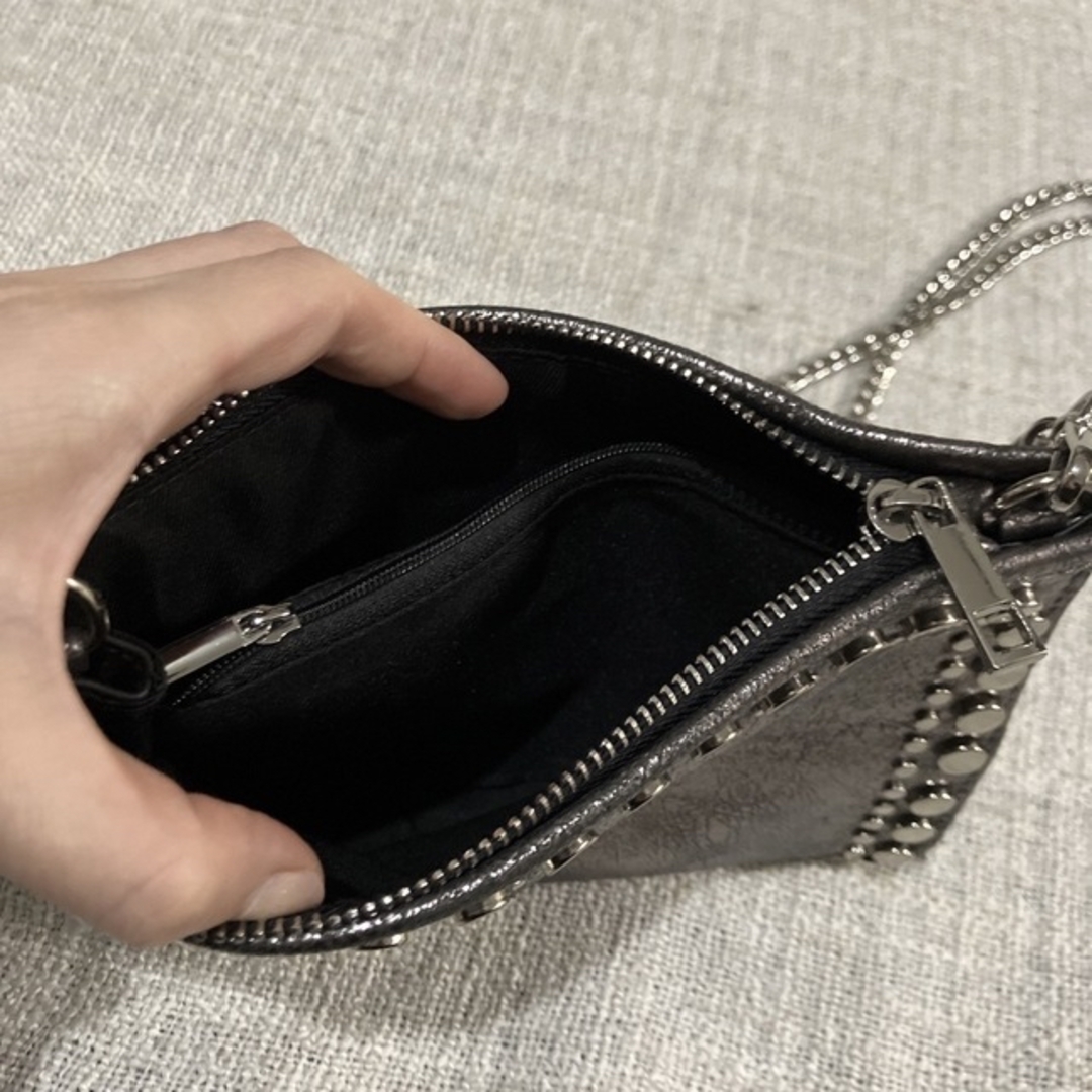 ZARA(ザラ)のZARA ザラ　スタッズ メタリック クロスボディバッグ　シルバー レディースのバッグ(ショルダーバッグ)の商品写真