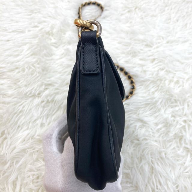 PRADA(プラダ)の美品✨　プラダ　ショルダーバッグ チェーン　サフィアーノレザー　ナイロン　黒 レディースのバッグ(ショルダーバッグ)の商品写真