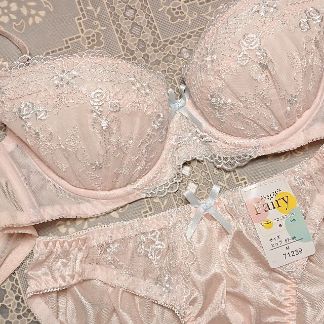 B70 ブラジャー　ショーツ　セット　ブラ　ブラ&ショーツ　刺繍　花柄　ピンク レディースの下着/アンダーウェア(ブラ&ショーツセット)の商品写真