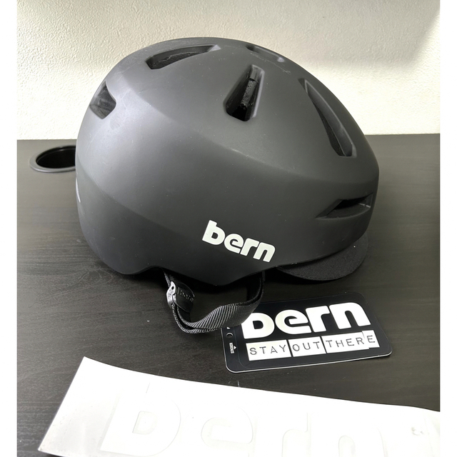 bern(バーン)のbern BRENTWOOD2.0 【美品オフィシャルステッカー付き】 自動車/バイクのバイク(ヘルメット/シールド)の商品写真